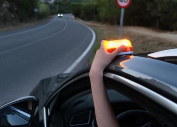 Υποχρεωτικός ο φάρος σε όλα τα αυτοκίνητα – Τι αλλάζει στους δρόμους της Ευρώπης