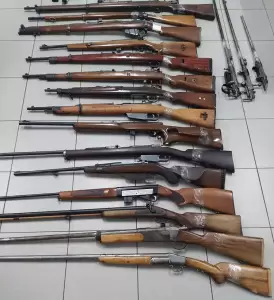 Οπλοστάσιο στη Φλώρινα....συνελήφθησαν 14 άνδρες Φλώρινα: Οπλοστάσιο με πολυβόλα, χειροβομβίδες και κυνηγετικά όπλα – 14 συλλήψεις μετά την έρευνα