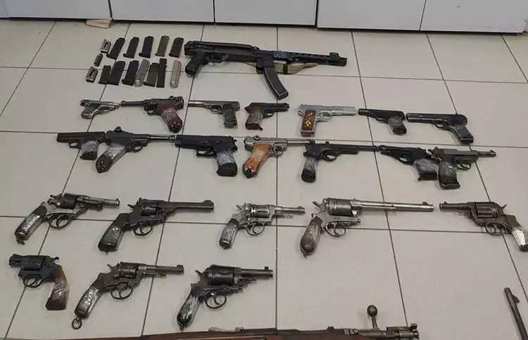 Φλώρινα: Οπλοστάσιο Με Πολυβόλα, Χειροβομβίδες Και Κυνηγετικά Όπλα – 14 Συλλήψεις Μετά Την Έρευνα