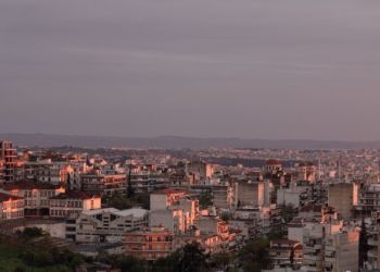 Έρχεται προεκλογική ρύθμιση για τα μεγάλα αυθαίρετα