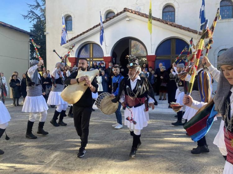 Αναβίωσε το έθιμο των ¨Μωμόγερων” στο Πρωτοχώρι Κοζάνης