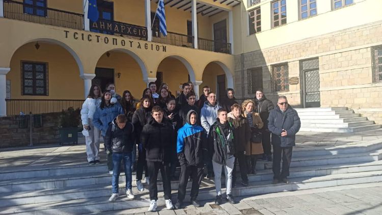 Γυμνάσιο Τσοτυλίου Νεάπολης: Παράδοση τροφίμων από τα παιδιά, στα συσσίτια της Ιεράς Μητροπόλεως Σισανίου και Σιατίστης