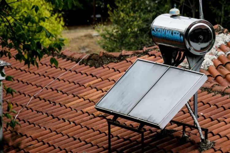 Επιδότηση των νοικοκυριών για νέο ηλιακό θερμοσίφωνα – Πότε έρχεται επίδομα έως και 1.000 ευρώ για αγορά