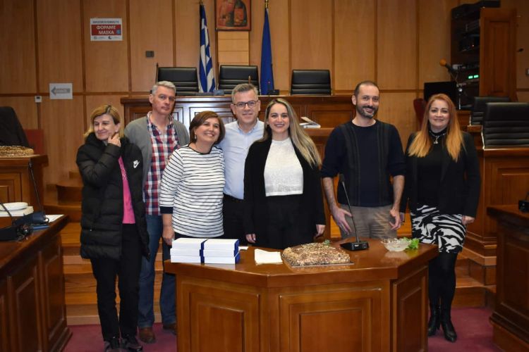 Οι υπάλληλοι της περιφέρειας  σε στιγμές χαλάρωσης  για την κοπή της βασιλόπιτας