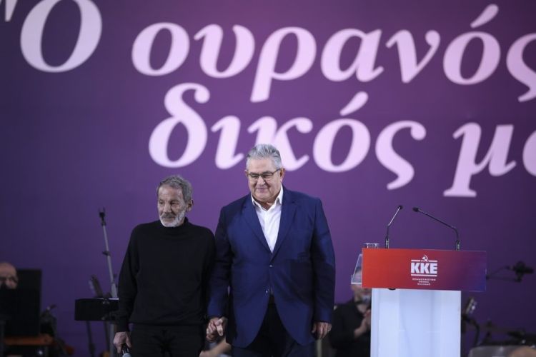 Ο Δημήτρης Κουτσούμπας τραγούδησε την «Άπονη ζωή» στη συναυλία του Σταύρου Ξαρχάκου