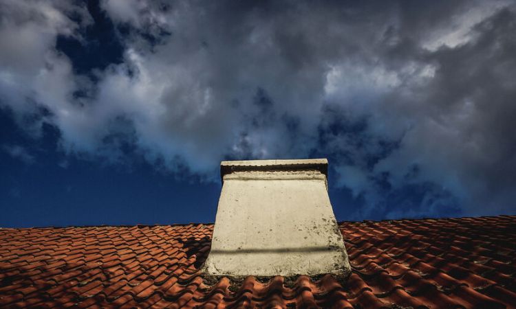 Ο Καιρός σήμερα: Λίγες νεφώσεις με ασθενείς τοπικές βροχές και χιονοπτώσεις στα ορεινά