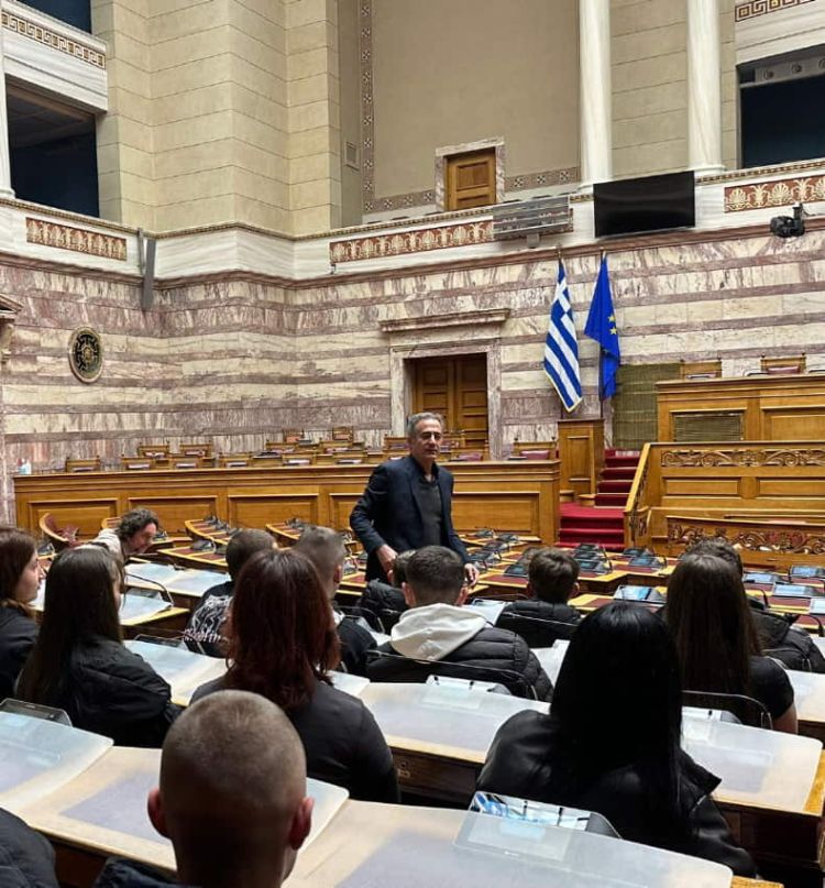 Παιδιά του 2 ΕΠΑΛ Κοζάνης, στο πλαίσιο εκπαιδευτικής εκδρομής επισκέφτηκαν τη βουλή