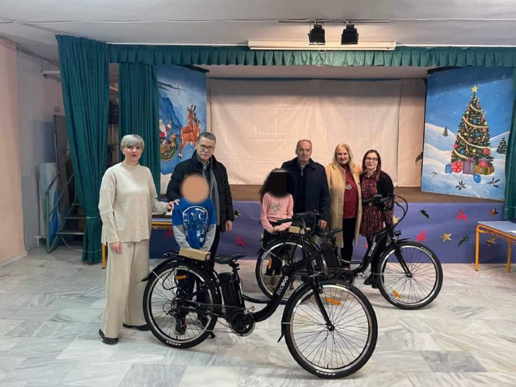 Παράδοση τριών ηλεκτρικών ποδηλάτων σε μαθητές