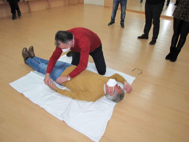 Σεμινάριο πρώτων βοηθειών στην αίθουσα του συλλόγου Γρεβενιωτών