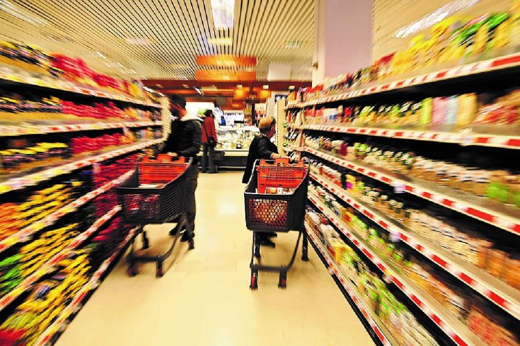 Σούπερ μάρκετ: Είναι παράνομη η μείωση της ποσότητας στις συσκευασίες; – Οι απαντήσεις του υπουργείου Ανάπτυξης