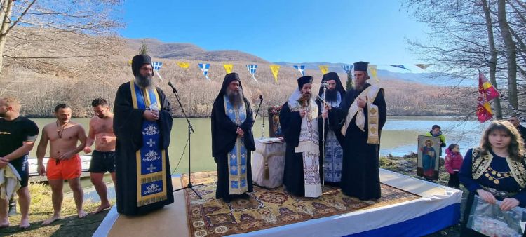 Στην τεχνητή λίμνη Σισανίου έγινε ο καθαγιασμός των υδάτων από τον Μητροπολίτη Σισανίου και Σιατίστης κ.  Αθανάσιο.