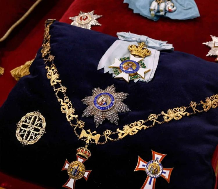 Στο φέρετρο του τέως βασιλιά το χρυσό Ολυμπιακό μετάλλιο και τα παράσημά του