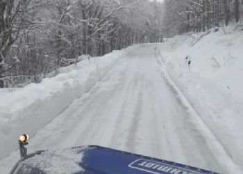 Συνεχίζεται ο αποχιονισμός από το ανθρώπινο δυναμικό και τα μηχανήματα της Καστοριάς