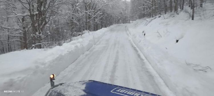 Συνεχίζεται ο αποχιονισμός από το ανθρώπινο δυναμικό και τα μηχανήματα της Καστοριάς
