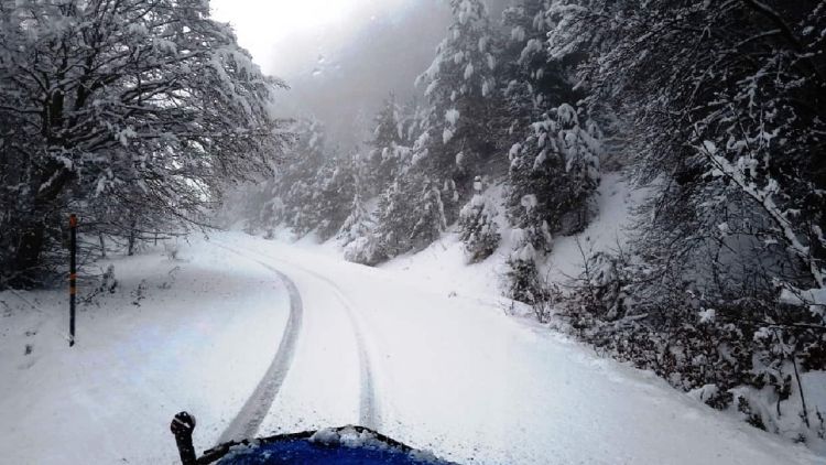Φρέσκο χιόνι στα Γρεβενά – Στις επάλξεις τα εκχιονιστικά του Δήμου