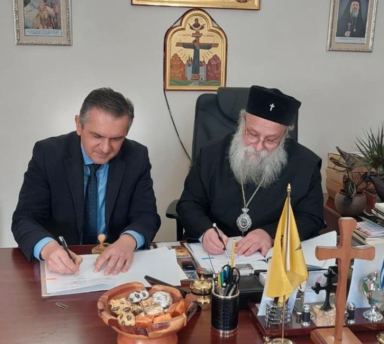 Yπογραφή σύμβασης στα Γρεβενά για τη συντήρηση και ανάδειξη εκκλησιών σε 19 ενορίες της Π.Ε. Γρεβενών