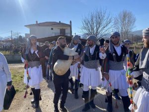 Αναβίωσε το έθιμο των ¨Μωμόγερων” στο Πρωτοχώρι Κοζάνης