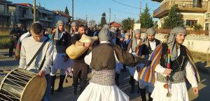 Αναβίωσε το έθιμο των ¨Μωμόγερων” στο Πρωτοχώρι Κοζάνης