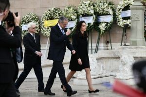 Κηδεία τέως βασιλιά Κωνσταντίνου: Ποιοι βουλευτές και πολιτικοί έσπευσαν να προσκυνήσουν τη σορό του