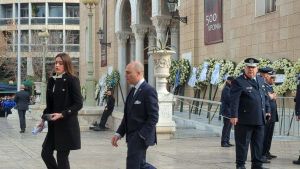 Κηδεία τέως βασιλιά Κωνσταντίνου: Ποιοι βουλευτές και πολιτικοί έσπευσαν να προσκυνήσουν τη σορό του
