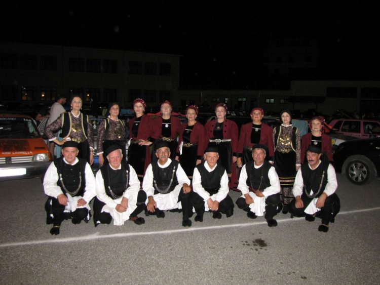 Ο Σύλλογος Γρεβενιωτών Κοζάνης, Χορεύει, Ενώ Θα Τιμήσει Τον Μίλτο Τεντόγλου