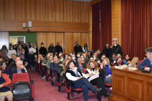 Οι υπάλληλοι της περιφέρειας σε στιγμές χαλάρωσης για την κοπή της βασιλόπιτας Οι υπάλληλοι της περιφέρειας σε στιγμές χαλάρωσης για την κοπή της βασιλόπιτας