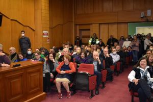 Οι υπάλληλοι της περιφέρειας σε στιγμές χαλάρωσης για την κοπή της βασιλόπιτας Οι υπάλληλοι της περιφέρειας σε στιγμές χαλάρωσης για την κοπή της βασιλόπιτας