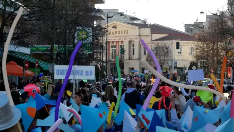 Αποκριά στα Γρεβενά: Με μεγάλη επιτυχία η παρέλαση των «Μικρών Μασκαράδων»