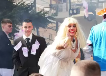 Η παρωδία του παραδοσιακού γάμου και οι Μανιταρο αποκριές «ξεσήκωσαν» το κέντρο των Γρεβενών