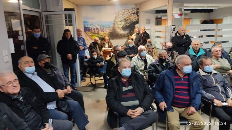 Μεγάλη η συμμετοχή των συνταξιούχων στην ενημερωτική συγκέντρωση για τα μισθολογικά και φορολογικά.