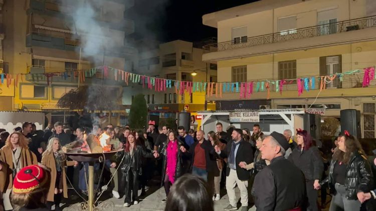 Ο Φανός “Παύλος Μελάς” άναψε το βράδυ της Κυριακής, παρουσία αρκετού κόσμου