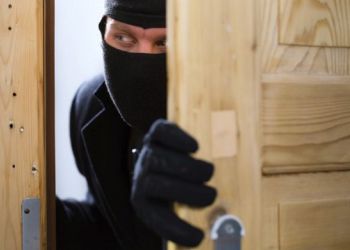 Προσποιούμενος υπάλληλο της ΔΕΗ