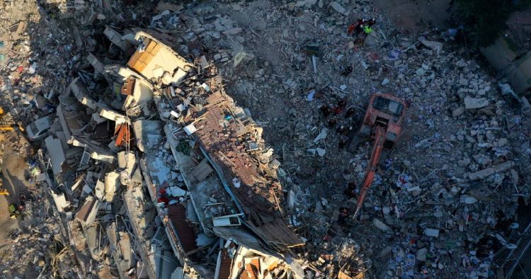 Σεισμός στην Τουρκία – Οι Τούρκοι βλέπουν την ελληνική σημαία και χειροκροτούν