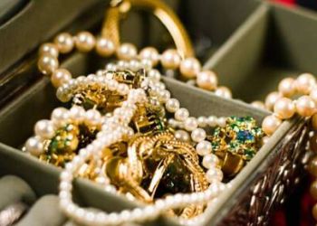 Συμμορία  ξάφριζε  χρυσά και  λύρες