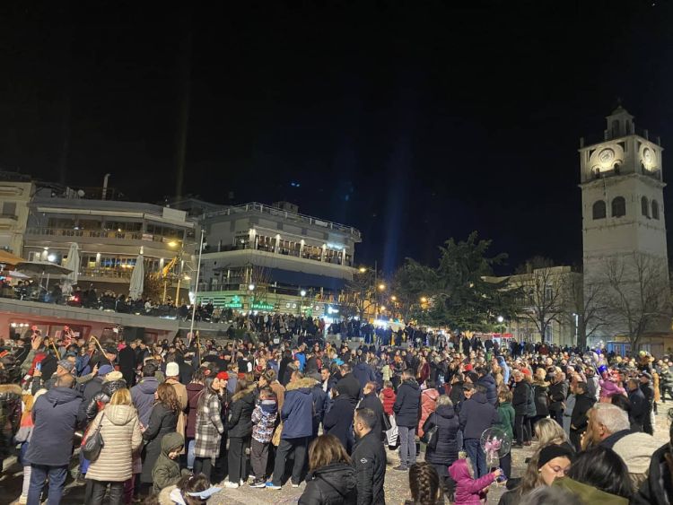 Το γλέντι μόλις ξεκίνησε… Η επίσημη έναρξή της αποκριάς άρχισε το βράδυ της Τσικνοπέμπης