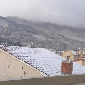 Kλειστά τα σχολεία στον Πεντάλοφο. Μικρή χιονόπτωση σε Κοζάνη