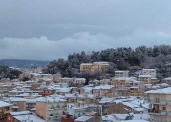 Kλειστά Τα Σχολεία Στον Πεντάλοφο. Μικρή Χιονόπτωση Σε Κοζάνη
