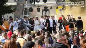 Η παρωδία του παραδοσιακού γάμου και οι Μανιταρο αποκριές «ξεσήκωσαν» το κέντρο των Γρεβενών