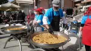 Η παρωδία του παραδοσιακού γάμου και οι Μανιταρο αποκριές «ξεσήκωσαν» το κέντρο των Γρεβενών