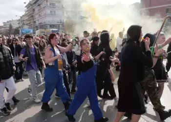 Η παρωδία του παραδοσιακού γάμου και οι Μανιταρο-αποκριές «ξεσήκωσαν» το κέντρο των Γρεβενών Η παρωδία του παραδοσιακού γάμου και οι Μανιταρο αποκριές «ξεσήκωσαν» το κέντρο των Γρεβενών