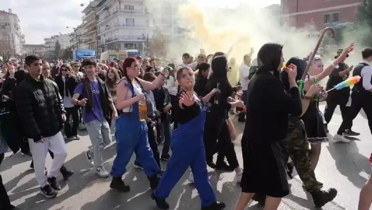 Η παρωδία του παραδοσιακού γάμου και οι Μανιταρο-αποκριές «ξεσήκωσαν» το κέντρο των Γρεβενών Η παρωδία του παραδοσιακού γάμου και οι Μανιταρο αποκριές «ξεσήκωσαν» το κέντρο των Γρεβενών