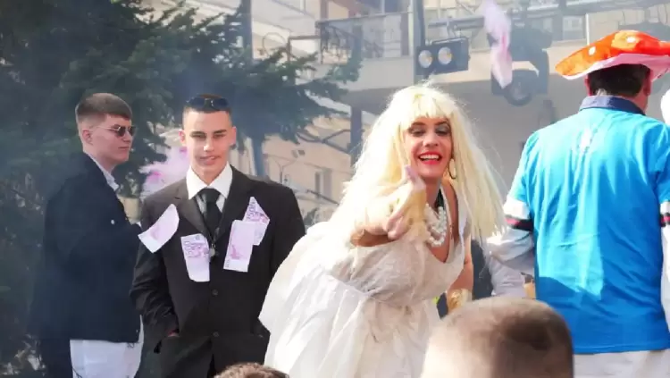 Η παρωδία του παραδοσιακού γάμου και οι Μανιταρο-αποκριές «ξεσήκωσαν» το κέντρο των Γρεβενών Η παρωδία του παραδοσιακού γάμου και οι Μανιταρο αποκριές «ξεσήκωσαν» το κέντρο των Γρεβενών