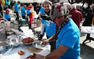 Η παρωδία του παραδοσιακού γάμου και οι Μανιταρο αποκριές «ξεσήκωσαν» το κέντρο των Γρεβενών