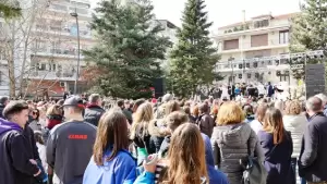 Η παρωδία του παραδοσιακού γάμου και οι Μανιταρο αποκριές «ξεσήκωσαν» το κέντρο των Γρεβενών