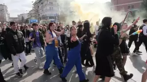 Η παρωδία του παραδοσιακού γάμου και οι Μανιταρο αποκριές «ξεσήκωσαν» το κέντρο των Γρεβενών