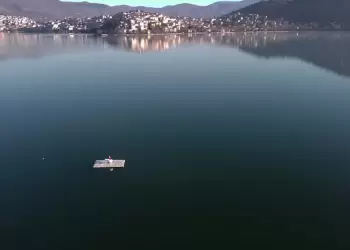 Η πιανίστα Έλενα Ξυδιά, έπαιξε πιάνο στη μέση της λίμνης στην Καστοριά. Η πιανίστα Έλενα Ξυδιά, έπαιξε πιάνο στη μέση της λίμνης στην Καστοριά.