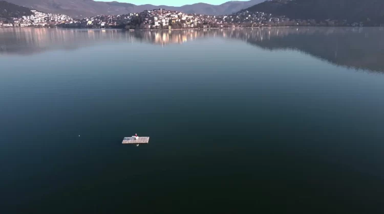Η Πιανίστα Έλενα Ξυδιά, Έπαιξε Πιάνο Στη Μέση Της Λίμνης Στην Καστοριά.