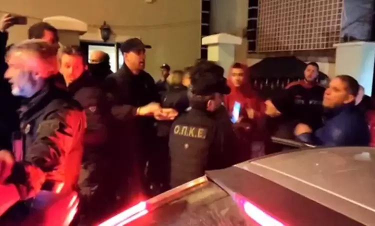 Καστοριά: Η στιγμή που βγάζουν «σηκωτό» τον ιδιοκτήτη ξενοδοχείου λόγω κατάσχεσης Καστοριά: Η στιγμή που βγάζουν «σηκωτό» τον ιδιοκτήτη ξενοδοχείου λόγω κατάσχεσης