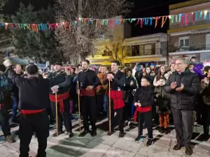 Κοζανίτικη Αποκριά – Γύρω από τη φωτιά συνεχίστηκε το γλέντι το βράδυ της Κυριακής