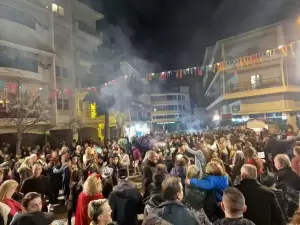 Κοζανίτικη Αποκριά – Γύρω από τη φωτιά συνεχίστηκε το γλέντι το βράδυ της Κυριακής